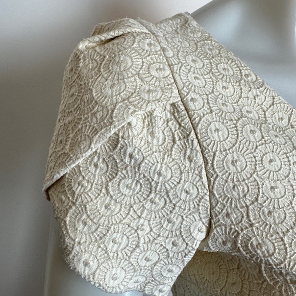 FRANK LYMAN - Champagne Tulip Sleeve Dress with V-neck. Size 4 - Picture 11 of 12